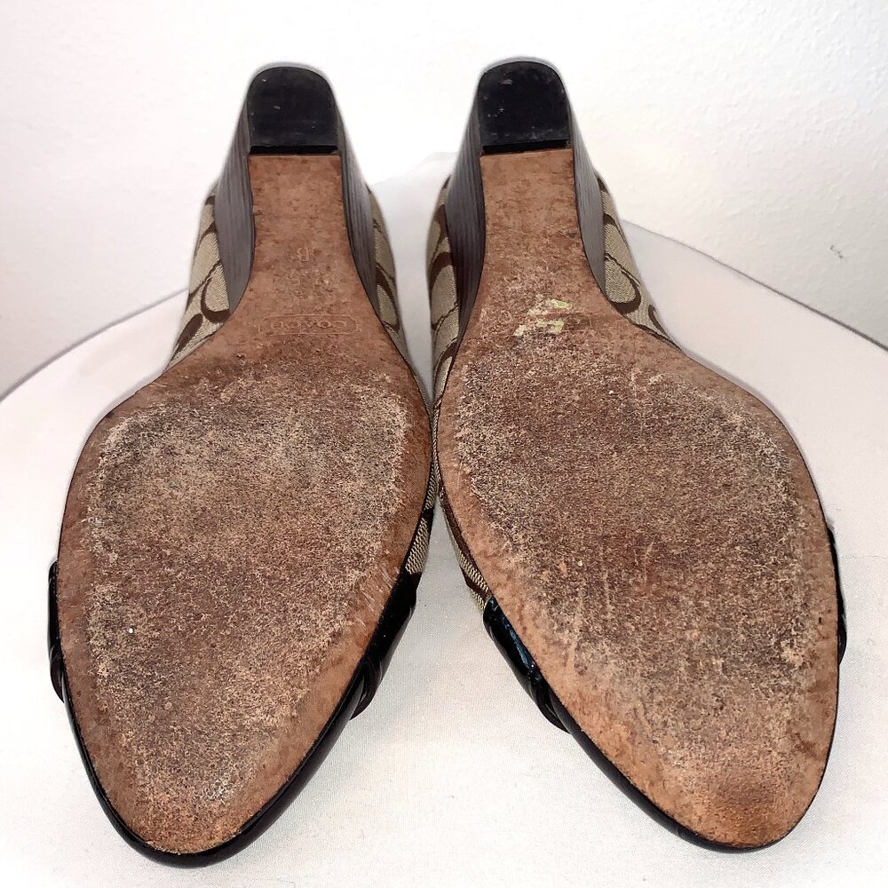 Coach Khaki Sig CC Pattern Close Toe Wedge Dress Shoes w/Gold CC Hardware - Picture 6 of 7
